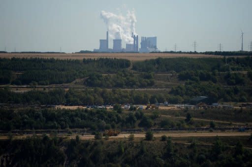 El contaminante carbón asegura un 40% de la producción eléctrica del país, contra el 25% de media en Europa. El permiso concedido a RWE prevé la extracción de 1.300 millones de toneladas de lignito hasta 2045 en esta mina. (AFP | Patrik Stollarz)