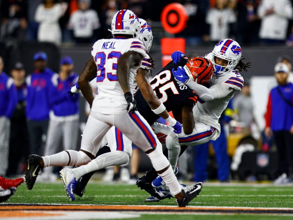 Damar Hamlin tackles Tee Higgins.