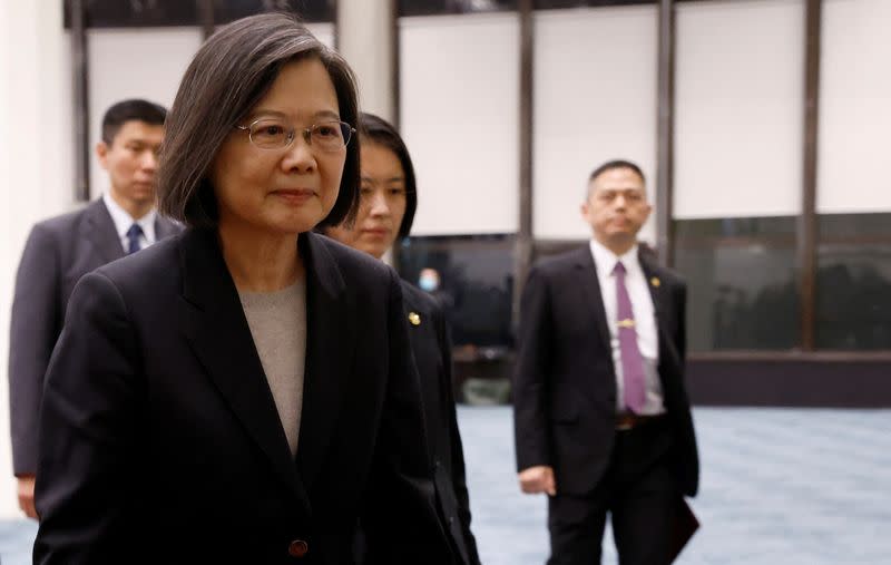 FOTO DE ARCHIVO. La presidenta de Taiwán, Tsai Ing-wen, camina en el aeropuerto internacional de Taoyuan al regresar de un viaje a Estados Unidos y Centroamérica, en Taoyuan, Taiwán