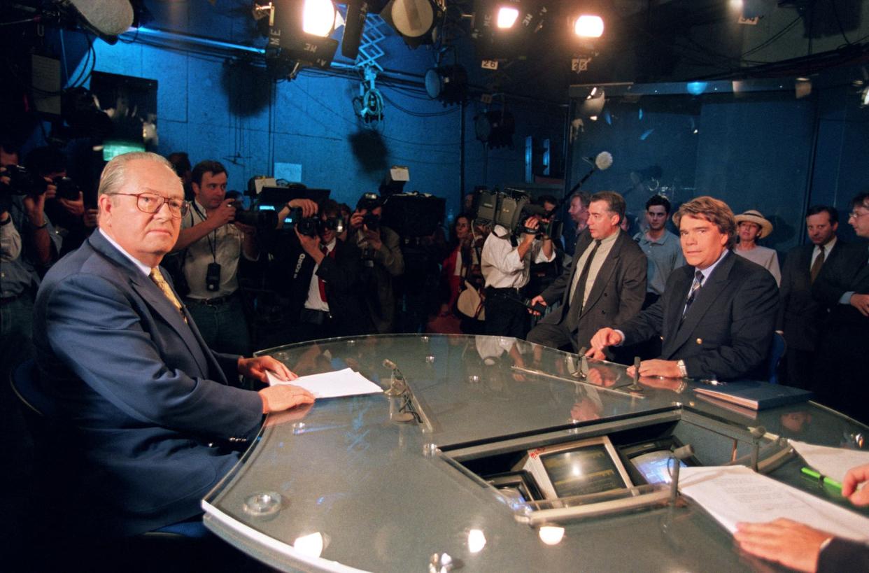 Le leader du Front National Jean-Marie Le Pen et le député des Bouches du Rhône Bernard Tapie s'installent, en 1994, sur un plateau de France Télévision à Paris, avant de participer à un débat politique. - Georges Bendrihem