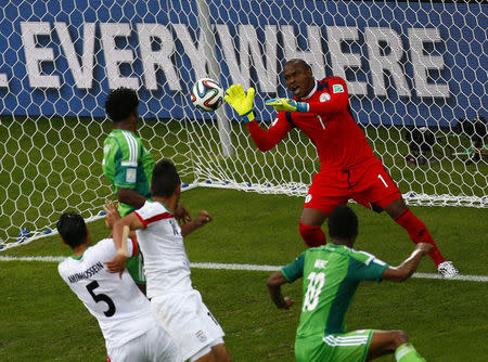 Nigeria's goalkeeper Vincent Enyeama makes a save during their 2014 World Cup Group F soccer match against Iran at the Baixada stadium in Curitiba June 16, 2014. REUTERS/Amr Abdallah Dalsh