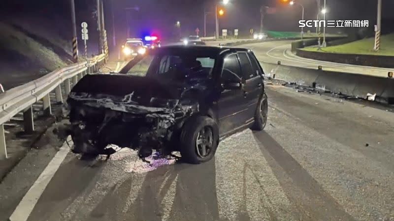 駕駛自撞安全島，車頭幾乎全毀。