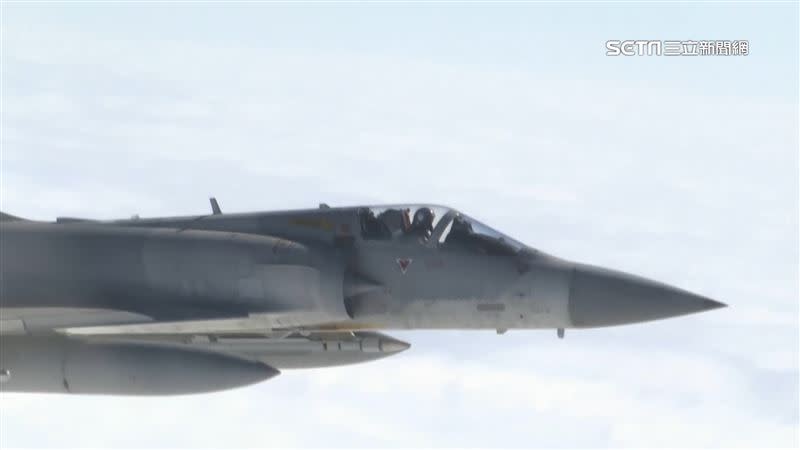 空軍上尉飛官謝沛勳昨晚（10日）駕駛幻象2000戰機，飛機不明原因失去動力、跳傘逃生。（圖／翻攝畫面）