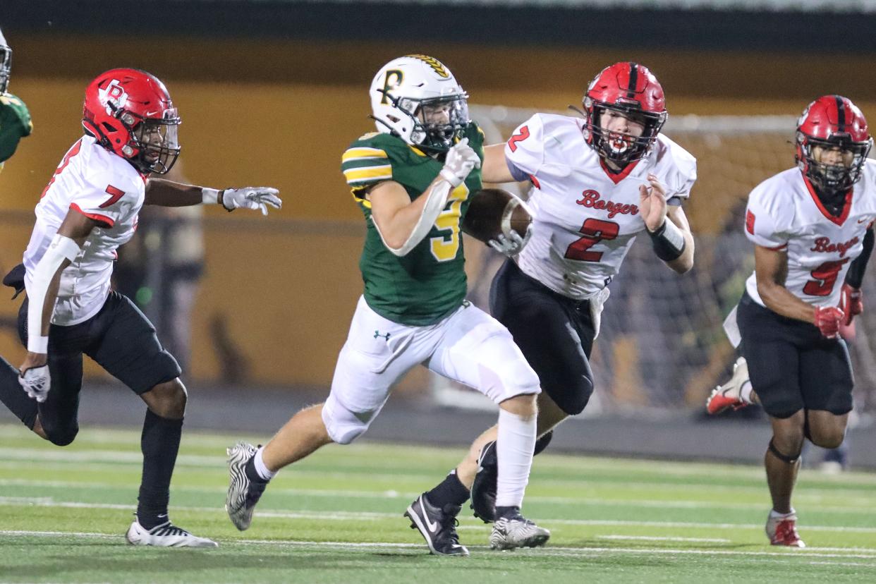 Pampa’s Max Neff (9) runs with the ball against the Borger defense during a nondistrict game Friday, Sept. 30, 2022, at Harvester Stadium in Pampa. Pampa won, 43-40.