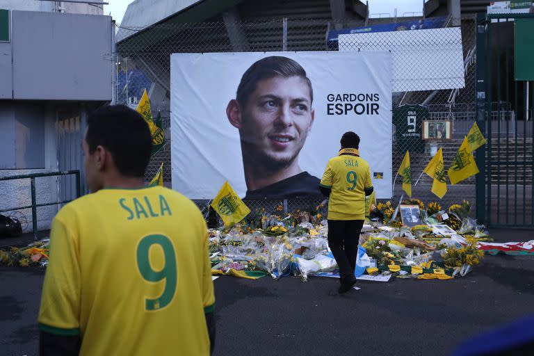 Hinchas del club francés Nantes posan frente a un afiche del futbolista argentino Emiliano Sala, el miércoles 30 de enero de 2019. (AP Photo/Thibault Camus)