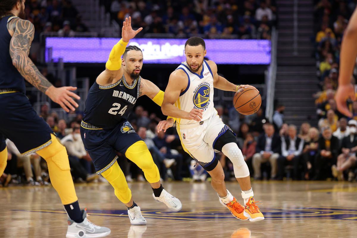 NBA playoffs: Warriors overcome terrible shooting to sneak out Game 4 win