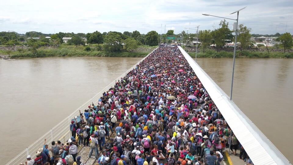 Nach rund einer Woche Fußmarsch haben Migranten aus Mittelamerika die Grenze zwischen Guatemala und Mexiko erreicht. Mexiko öffnete den Grenzübergang zunächst nicht – die Menschen begannen über die Zäune zu steigen. US-Präsident Trump hat eine klare Botschaft an sie. (Bild: dpa)