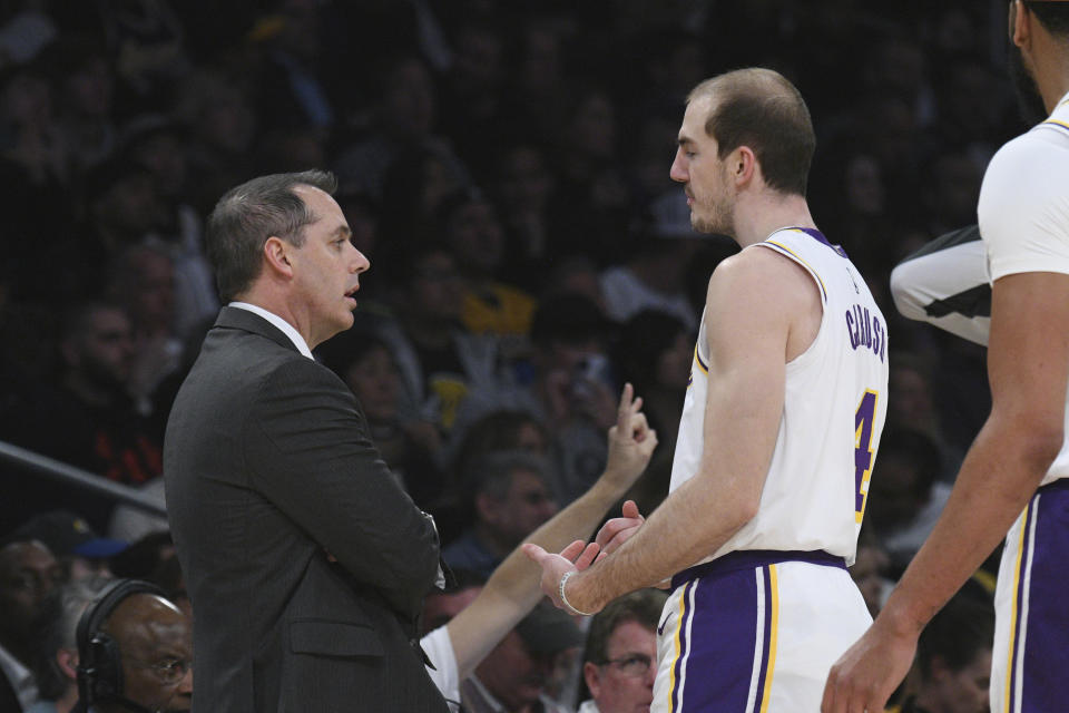 洛杉磯湖人總教練Frank Vogel（圖左）與Alex Caruso。（AP Photo/Michael Owen Baker）