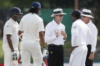 Umpire Nigel Llong (C) talks to Sri Lanka's captain Angelo Mathews (2nd R) after an argument between India's batsman Ishant Sharma (2nd L) and Sri Lanka's bowler Dhammika Prasad (not pictured) during the fourth day of their third and final test cricket match in Colombo August 31, 2015. REUTERS/Dinuka Liyanawatte