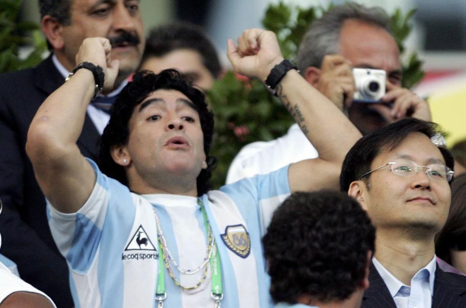 Und kaum eine Ex-Fußballlegende ist auch als Fan emotionaler als Diego Maradona: Regelmäßig verfolgte er die Spiele der argentinischen Nationalmannschaft, wie hier bei der WM 2006 gegen die Niederlande. Wut- und Freudenausbrüche inklusive. (Bild: 2006 Getty Images/Mike Hewitt)