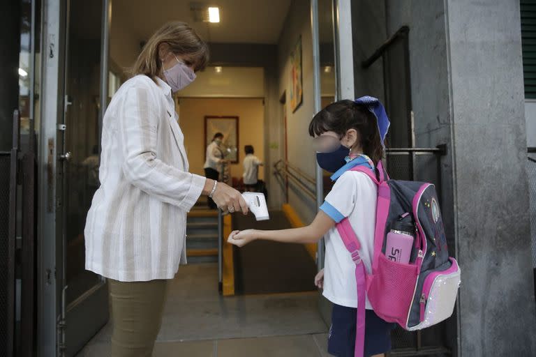 Alumnos llegando al Colegio instituto Carlos Steeb de  Villa del parque