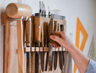 La reliure est un artisanat en perte de vitesse. Ici dans un atelier où l’on travaille le papier, à Berlin, le 13 avril 2021.. PHOTO JENS KALAENE/dpa Picture-Alliance/AFP