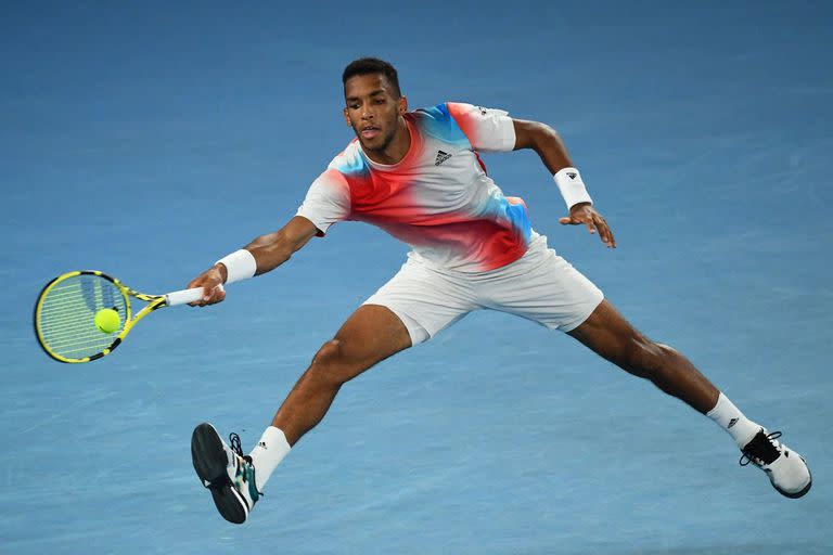 El canadiense Felix Auger-Aliassime tuvo un match point y estuvo dos sets a cero arriba, pero terminó perdiendo ante el ruso Daniil Medvedev. 