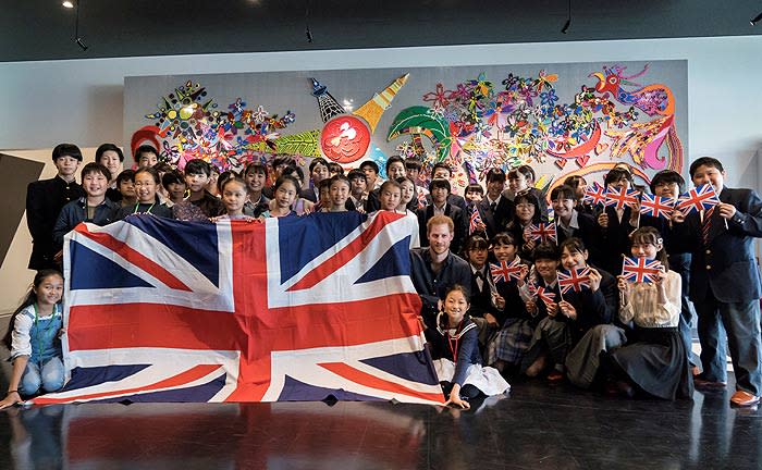 El príncipe Harry muestra su lado más solidario antes de animar a Inglaterra en la final de rugby de Japón