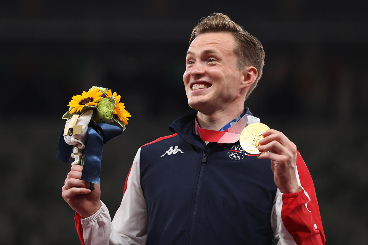 Die Freude steht ihm ins Gesicht geschrieben: Karsten Warholm bei der Siegerehrung (Photo by Cameron Spencer/Getty Images)