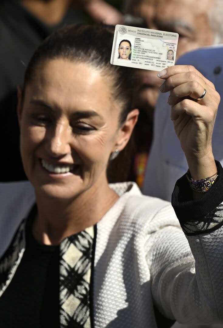 Claudia Sheinbaum muestra su credencial de electora previo a emitir su voto durante las elecciones generales, en San Andrés Totoltepec, en la Ciudad de México, el 2 de junio de 2024. (Xinhua/Li Muzi)