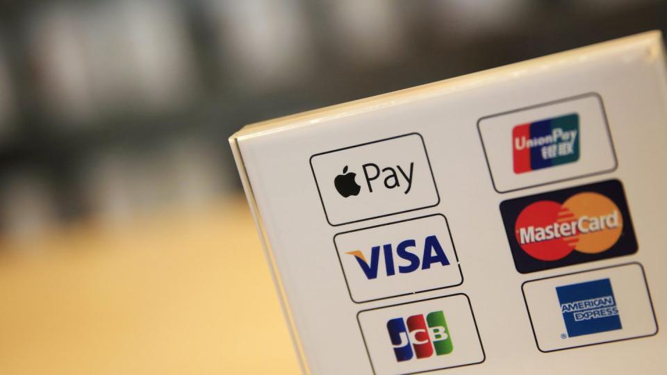 Apple Pay war Ende 2018 in Deutschland gestartet. Benutzer können im Laden mit dem Service wie mit einer Kreditkarte bezahlen. Foto: How Hwee Young/EPA