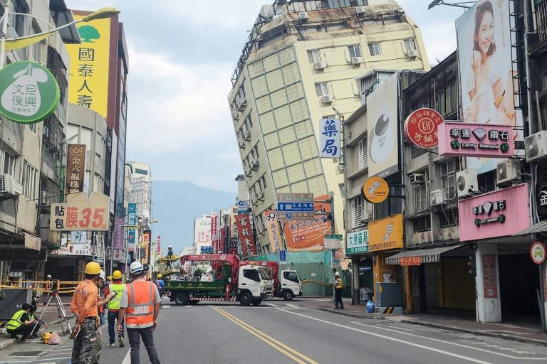 Photo publiée par l'Agence centrale de presse de Taïwan (CNA), le 23 avril 2024, du bâtiment du Full Hotel à Hualien, déjà été endommagé lors du tremblement de terre du 3 avril, s'inclinant davantage sur le côté après une série de tremblements de terre pendant la nuit (-)