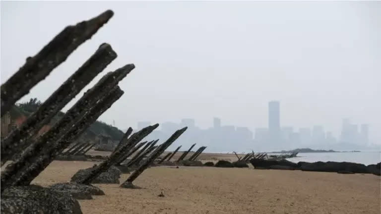 Defensas antitanque en una playa de Quemoy con la ciudad china de Xiamen al fondo.