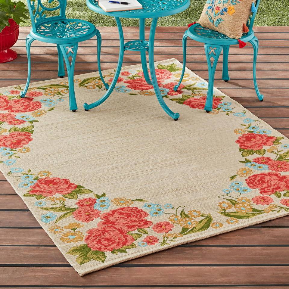 The Pioneer Woman 6' x 9' Sweet Rose Outdoor Rug