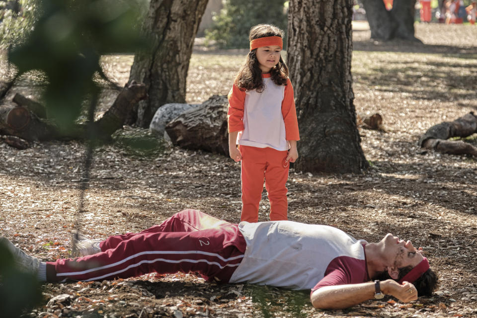 Everly Carganilla y Edgar Ramírez en una escena de "Yes Day". (John P. Johnson/Netflix via AP)