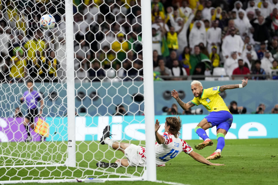 Neymar anota el primer gol de Brasil en el partido contra Croacia por los cuartos de final del Mundial, el viernes 9 de diciembre de 2022, en Rayán, Qatar. (AP Foto/Manu Fernández)