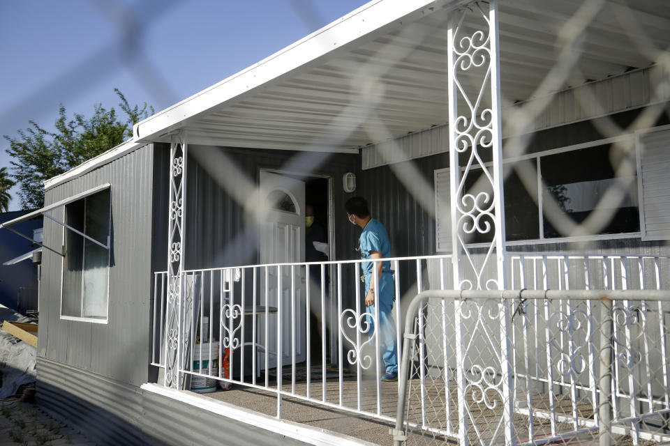 El doctor Tien Vo entrega comida a un individuo que está aislado tras contagiarse del coronavirus en Calexico, California, el 23 de julio del 2020. (AP Photo/Gregory Bull)