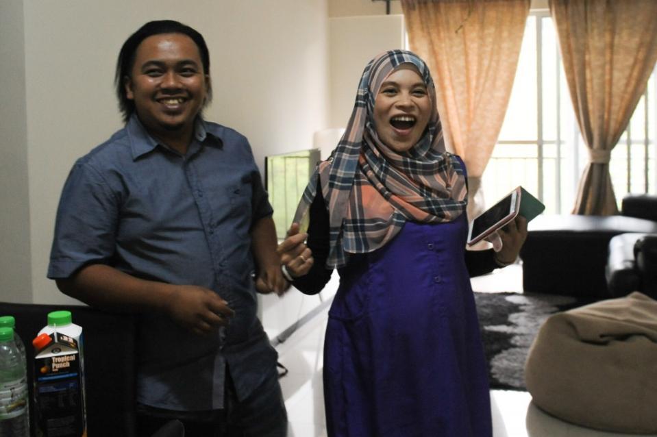 Radzi and Nuzaimah's priceless expressions after receiving their first hand delivery from Zalora. Photo: Zalora