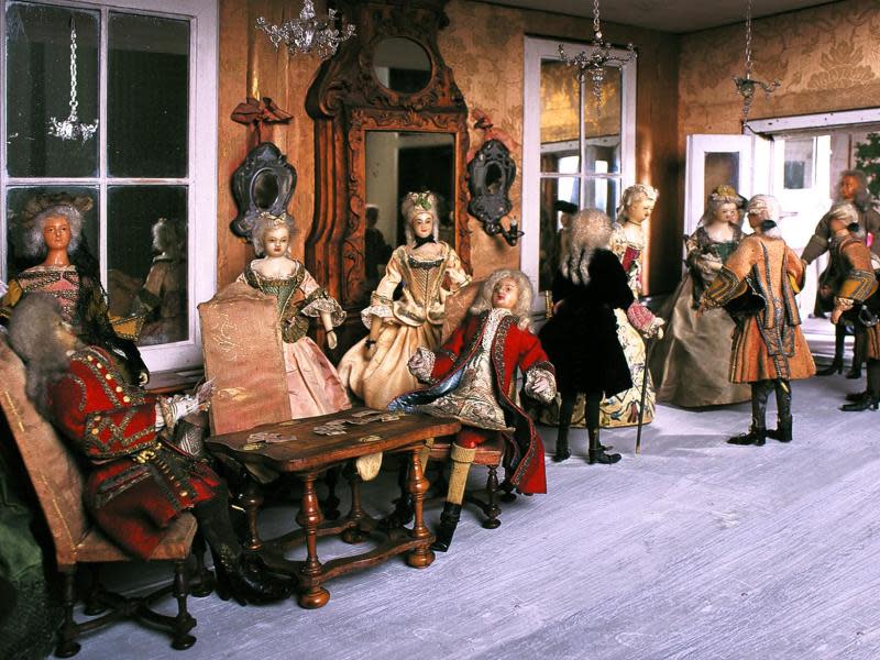Einblick in den Alltag im 18. Jahrhundert - die Puppensammlung zeigt wie hier zum Beispiel die höfische Gesellschaft beim Kartenspielen. Foto: Schloßmuseum Arnstadt/Detlef Marschall