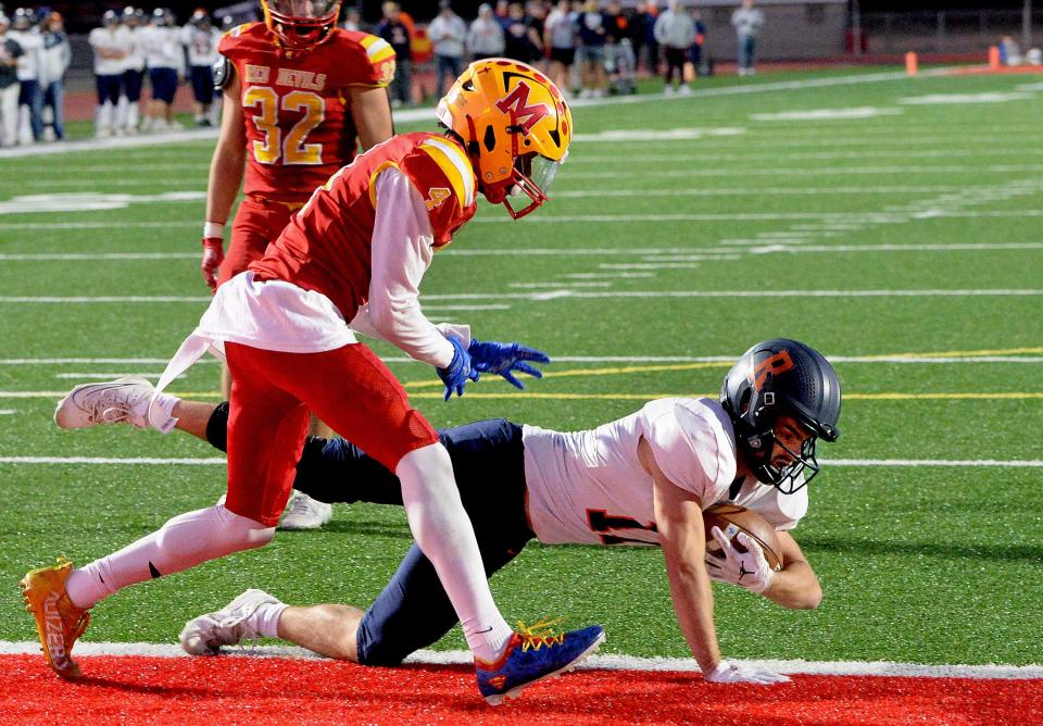 Rochester's Parker Gillespie catches the ball for a touchdown during the game against Murphysboro Saturday, Nov. 18, 2023.