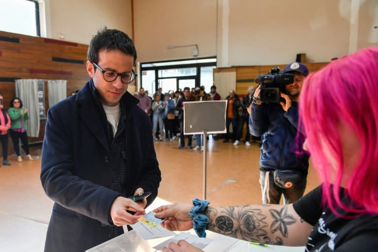 Pello Oxandiano, de la coalición política independentista 'EH Bildu', muestra su documento de identidad antes de emitir su voto en Oxandio, durante las elecciones autonómicas vascas del 21 de abril. (ANDER GILLENEA)