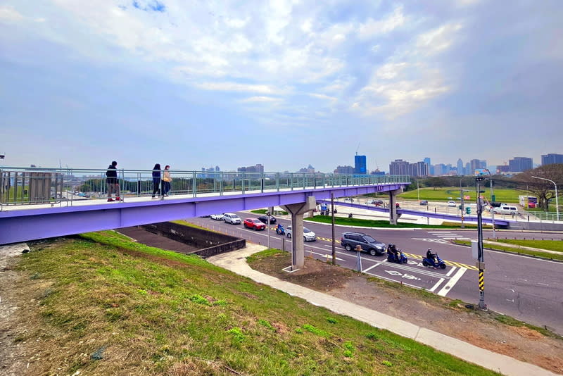 新北瓊林陸橋啟用  供市民越堤親近河濱公園 新北市政府水利局表示，高灘地工程管理處斥資新台 幣6000萬興建瓊林陸橋，並設有水岸電梯及無障礙坡 道，讓市民可安全、便利越堤親近河濱公園綠地，22 日正式完工啟用。 （新北市水利局高灘處提供） 中央社記者黃旭昇新北市傳真  113年3月22日 