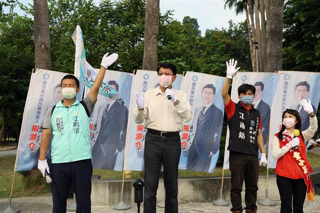 國民黨台南市長參選人謝龍介（左二）陪同民眾黨市議員參選人江明宗（左一）、江國銘（右二）及國民黨安南區議員參選人童小芸（右一）街口宣講。（謝龍介團隊提供／洪榮志台南傳真）