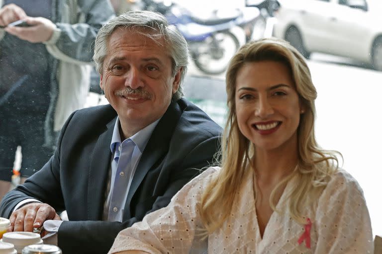 Alberto Fernandez junto a Fabiola Yañez en un café de Puerto Madero