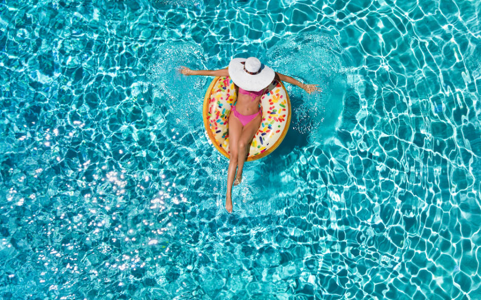 Une piscine dans son jardin, on en a tous déjà eu envie. Avec les promotions du moment, on saute sur l'occasion et on s'offre le cadeau de nos rêves pour un été plus que parfait. (Photo : Getty Images)