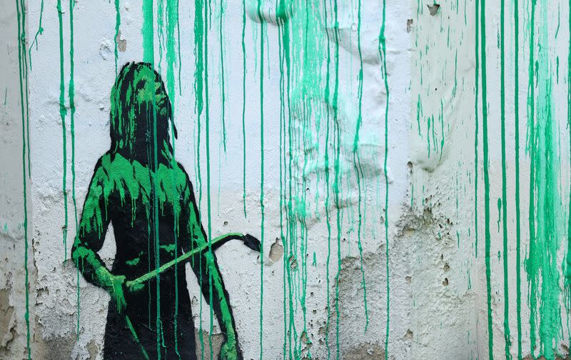Detalle de un nuevo mural atribuido al artista británico Banksy en el norte de Londres, Reino Unido