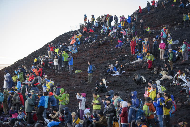 日本山梨縣議會4日通過新的條例案，從今年7月1日起，將針對轄內富士山登山步道的登山客，強制徵收每人2000日圓（約新台幣420元）的「通行費」。 （資料照／山梨縣政府提供） 