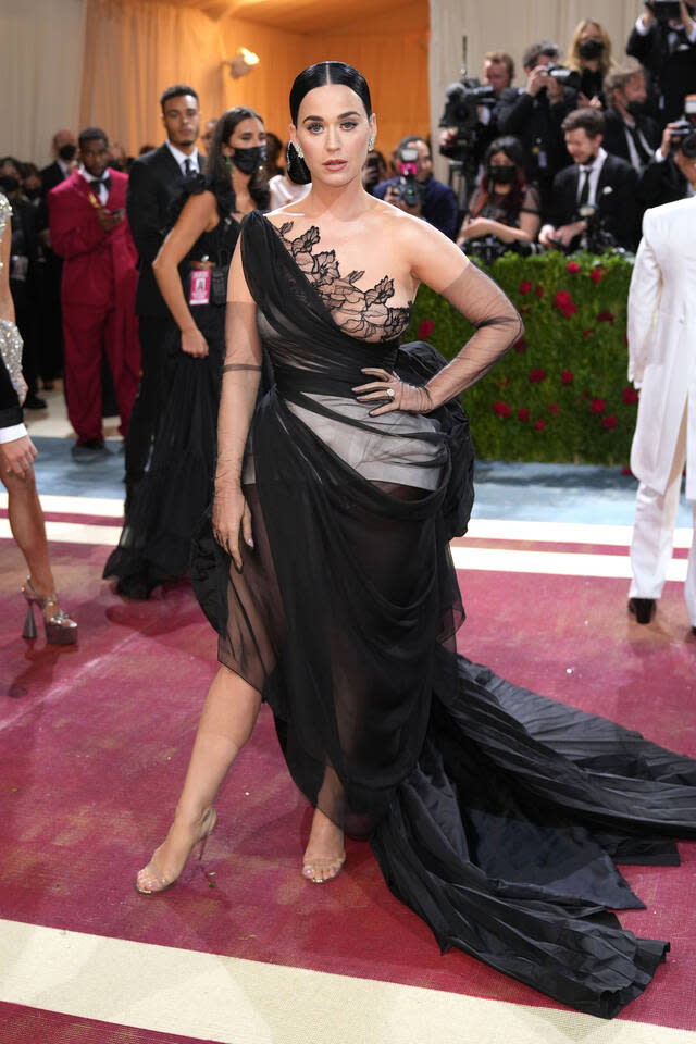 ... onore che Kylie ha condiviso con Katy Perry, tra le altre, che è apparsa al gala con un abito di Oscar de la Renta.
