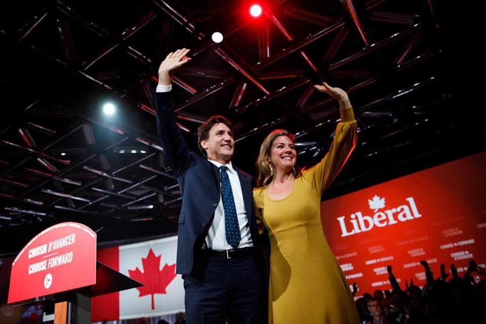 加拿大總理杜魯道（左）妻子蘇菲（右）在結束訪英行程返加後確診新冠肺炎。（擷取自杜魯道推特）