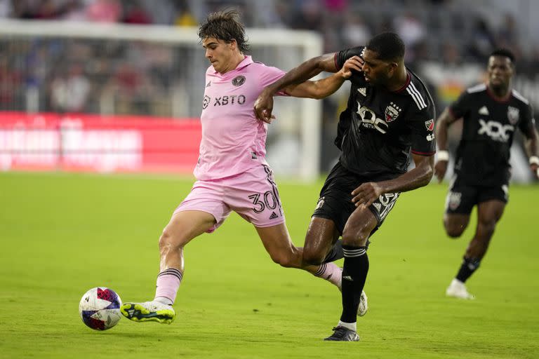 El mediocampista del Inter Miami Benjamin Cremaschi y el defensa del D.C. United Donovan Pines pelean por el balón en el encuentro de la MLS el sábado 8 de julio del 2023. (AP Foto/Alex Brandon)