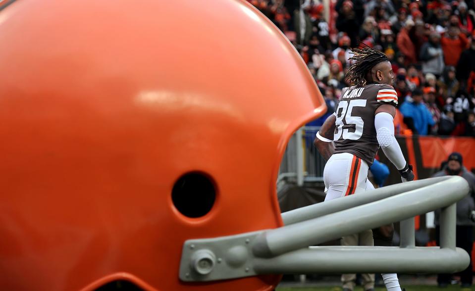 Cleveland Browns tight end David Njoku (85) takes the field before an NFL football game against the Cincinnati Bengals, Sunday, Jan. 9, 2022, in Cleveland, Ohio. [Jeff Lange/Beacon Journal]