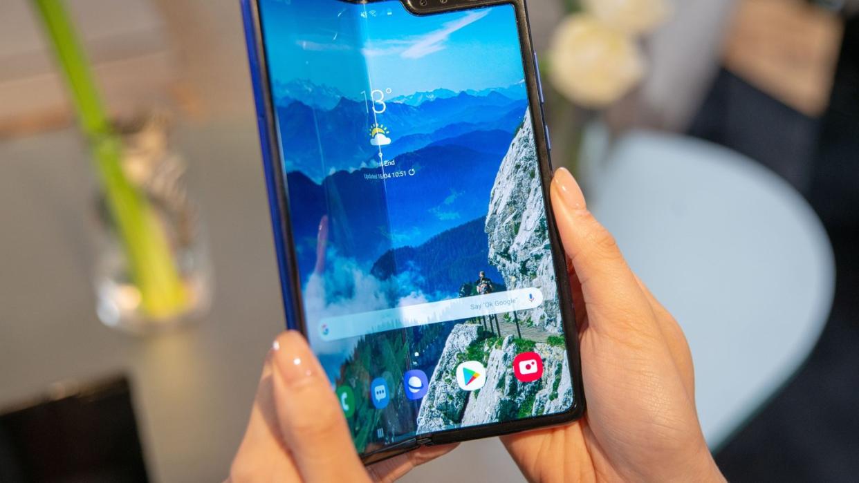 Ein Serienmodell des Samsung Galaxy Fold Tablet-Smartphone soll am 3. Mai 2019 auf den europäischen Markt kommen. Foto: Simon Nagel