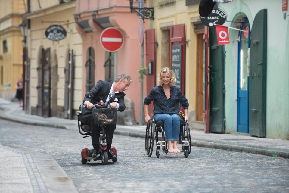 法蘭克杜波斯科（左）自導自演，拍出輪椅族的愛情喜劇《愛情不輪轉》。（海樂影業）