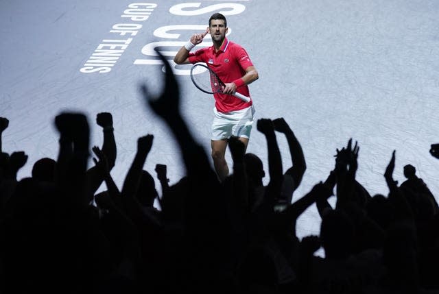 Novak Djokovic fa un gesto al pubblico