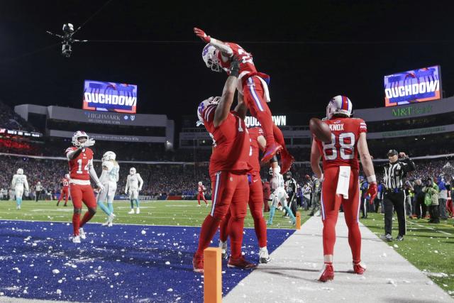 Referees do not penalize Bills after Buffalo fans pelt Dolphins players  with snowballs