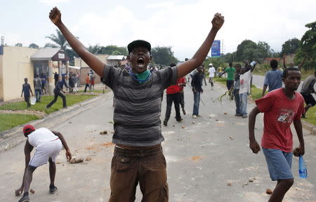 A man gestures during a protest against Burundian President Pierre Nkurunziza's decision to run for a third term in Bujumbura, Burundi May 13, 2015. REUTERS/Goran Tomasevic