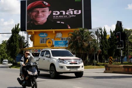 A board showing "R.I.P. Samarn Kunan, A hero who sacrificed his life at Tham Luang", is seen after a mission to save 12 soccer boys and their coach, in Chiang Rai, Thailand July 14, 2018. REUTERS/Tyrone Siu