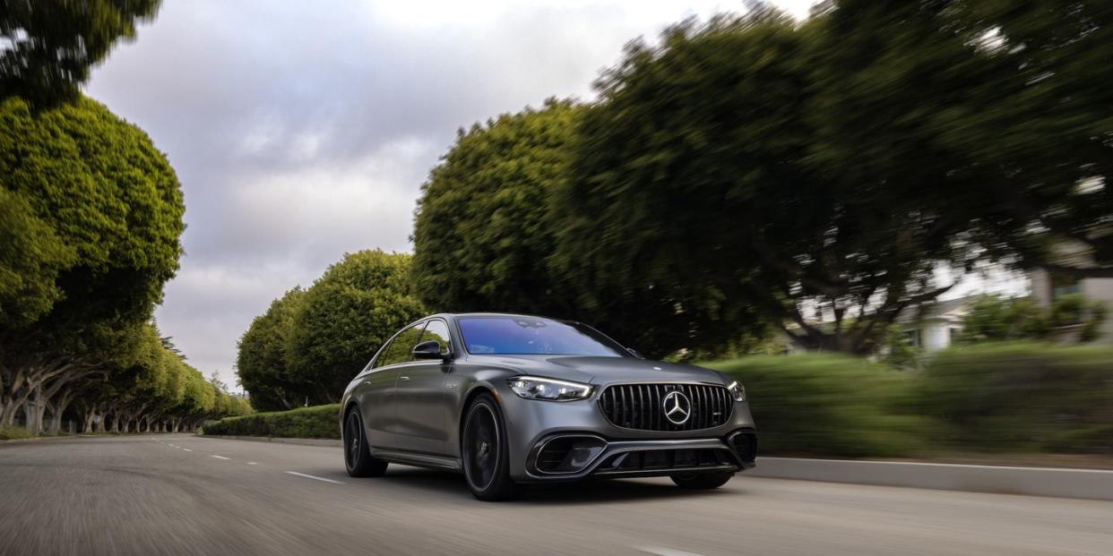 mercedes amg s 63 e performance kraftstoffverbrauch gewichtet, kombiniert 4,4 l100 km, co2 emissionen gewichtet, kombiniert 100 gkm, stromverbrauch gewichtet, kombiniert 21,4 kwh100 km exterieur selenitgrau magno interieur leder karminrotschwarz mercedes amg s 63 e performance combined fuel consumption, weighted 44 l100 km combined co2 emissions, weighted 100 gkm combined power consumption, weighted 214 kwh100 km exterior selenite grey magno interior leather exclusive carmine redblack