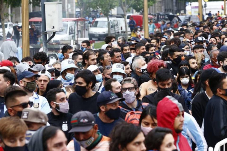 El Gobierno había calculado ayer que un millón de personas se acercarían a dar el último adiós a Maradona en la Casa Rosada, y este número llamó la atención de los grupos que vienen pidiendo hace meses la apertura de las escuelas