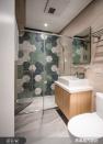 <p>案例三、兩間衛浴分別以綠色清新六角磚與浮世繪花卉六角磚，妝點浴室牆面。</p> 
